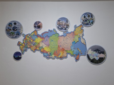 Карта на 1 этаже знакомит школьников с  достопримечательностями региона